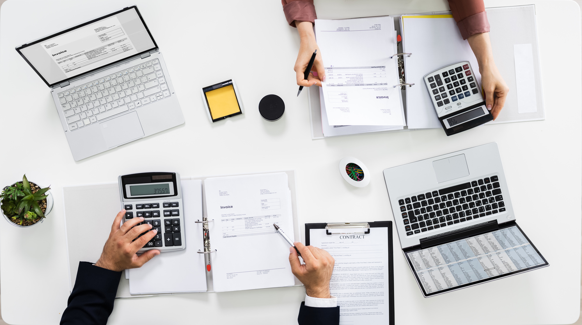 auditors_calculating_corporate_invoicing